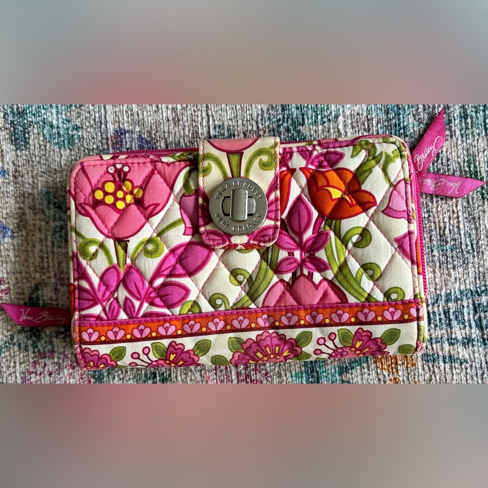 Retired Vera Bradley Lilli Bell Turnlock Wallet